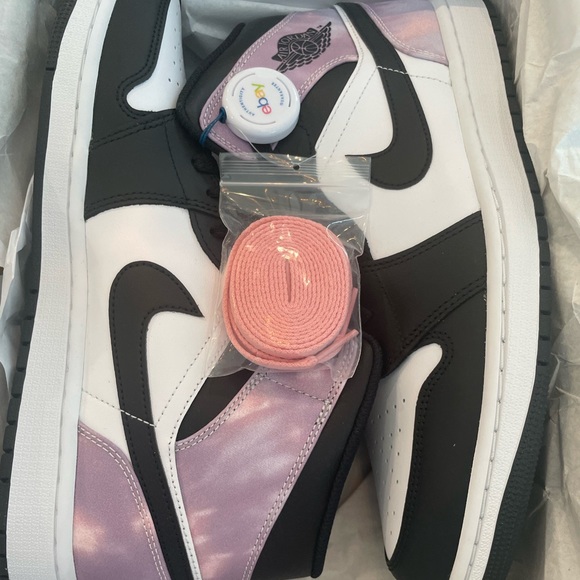 NWB Mens Air Jordan 1’s MID SE Size 11 Black Bleached Coral. - Picture 1 of 15